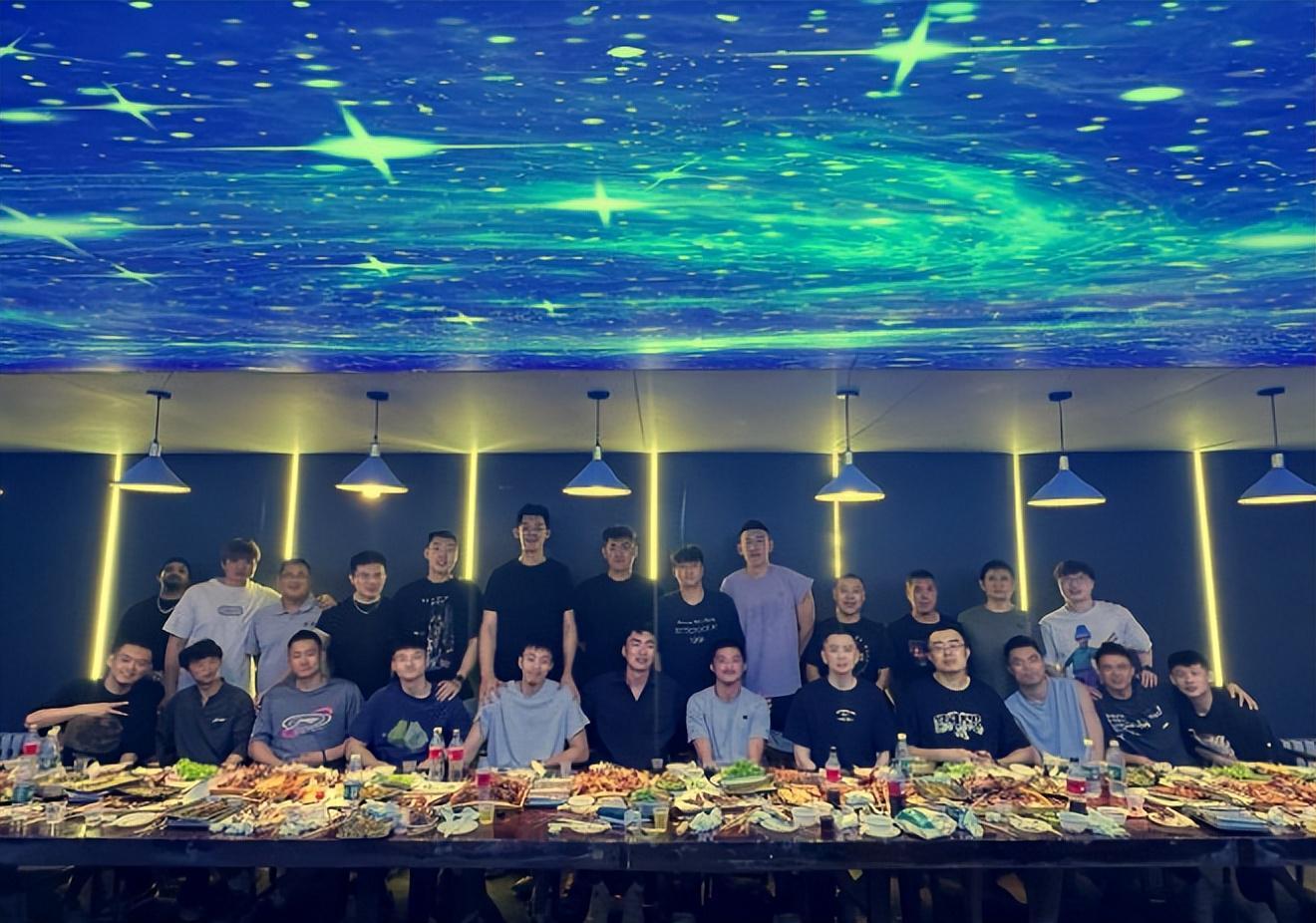 开云体育APP下载-赵继伟宴请辽篮大家庭25人！杨鸣大韩现身，并送3位离别队友4句话